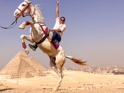 Great pictures of the horse in front of the pyramids of Giza